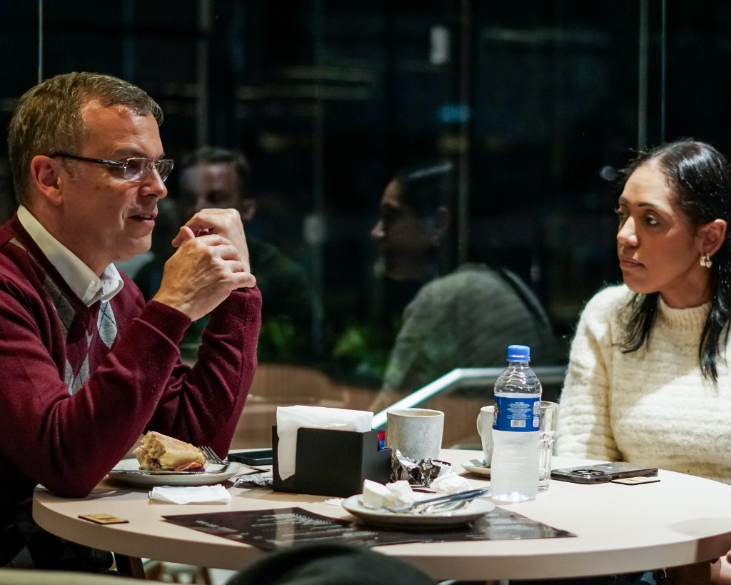 Lisiane Padilha em conversa consultiva com cliente em ambiente profissional